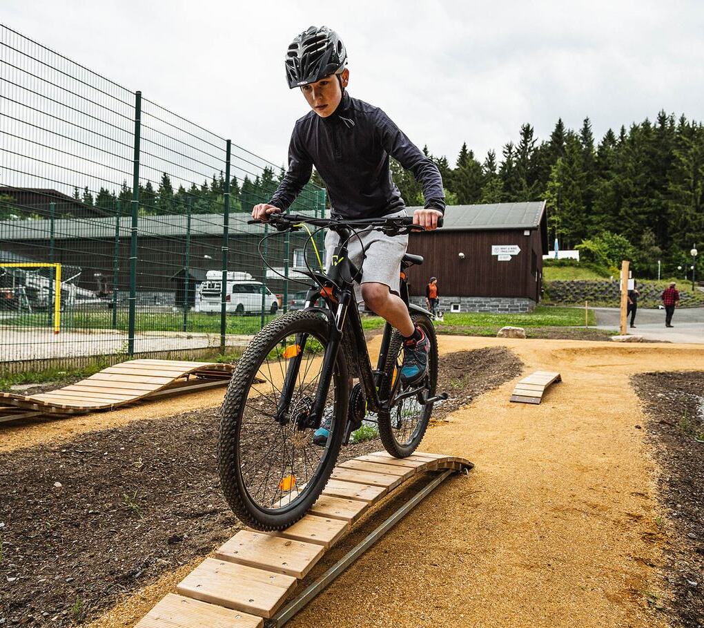Flying Metal Bikeskills Skillselemente aus Holz Kind mit Bike